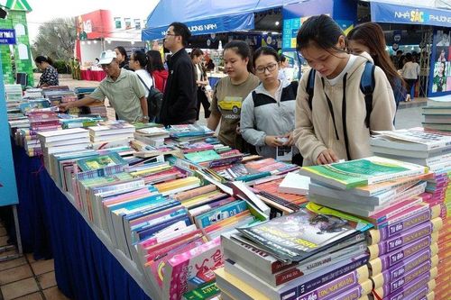 Hội sách Đà Nẵng diễn ra tại Công viên bờ Đông cầu Rồng