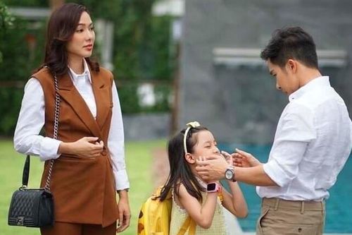 Ly hôn, tôi đưa con cho chồng cũ nuôi, qua 3 năm cầm 2 tỷ đến đón bé nhưng câu hỏi của con lại khiến tôi tê tái