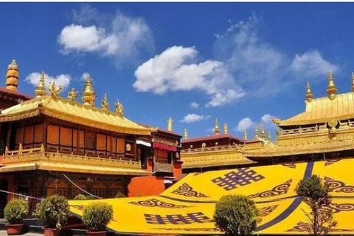 Cung điện và lâu đài cổ cao nhất được làm từ 32 tấn vàng
