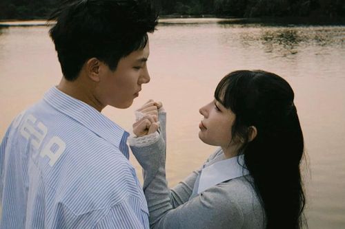 Hành động của Anh Tú khi khán giả đề nghị hôn 'cô hàng xóm' LyLy trên sân khấu
