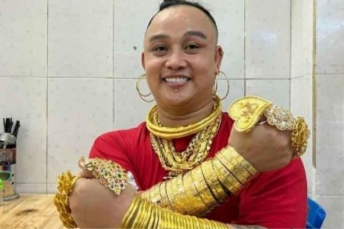 Chủ quán Sài Gòn đeo 100 cây vàng để bán chân gà, tuyên bố không sợ cướp vì 'có gì đâu'