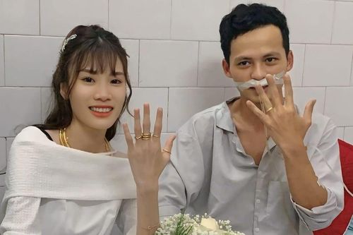 Chú rể cấp cứu trước ngày cưới, cô dâu Nam Định quyết định trao nhẫn ngay giường bệnh