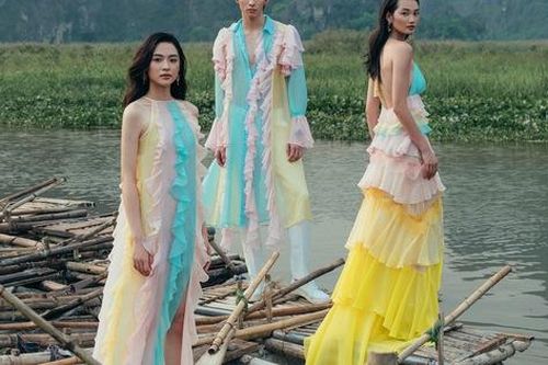 Adrian Anh Tuấn kể câu chuyện hoa lá qua thời trang tái chế