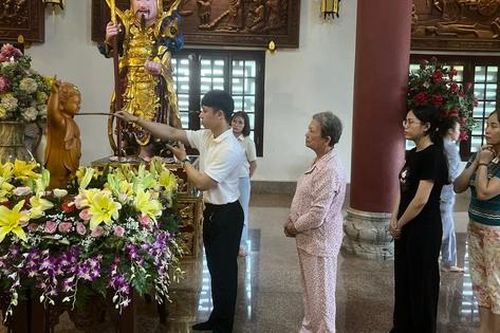 Đà Nẵng: Người dân xếp hàng thực hiện nghi lễ tắm Phật tại chùa Linh Ứng