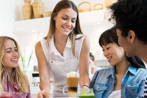 Mức lương trả cho nhân viên phụ quán là bao nhiêu một giờ?