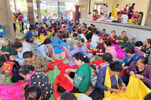 Hơn 450 người dân may thủ công 96 áo dâng lên Bà Chúa Xứ núi Sam