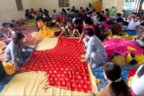 May thủ công 96 áo dâng lên Bà Chúa Xứ núi Sam