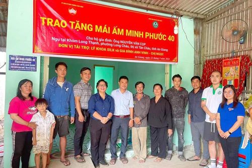 Trao 'Mái ấm Minh Phước' cho hộ khó khăn ở phường Long Châu