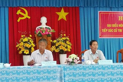 Bí thư Huyện ủy Tri Tôn tiếp xúc cử tri tại thị trấn Tri Tôn