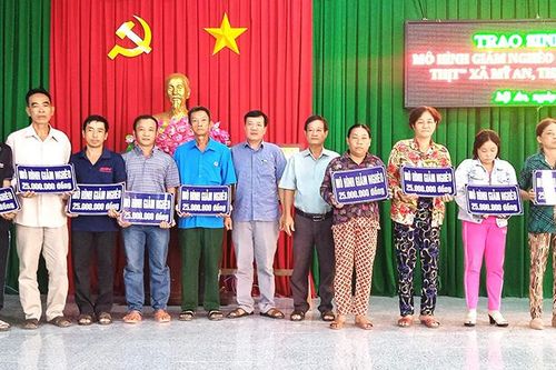 UBND huyện Chợ Mới trao sinh kế hỗ trợ người dân nuôi bò thịt