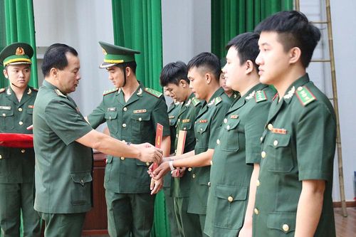Trao quân hàm cho 64 sĩ quan biên phòng An Giang