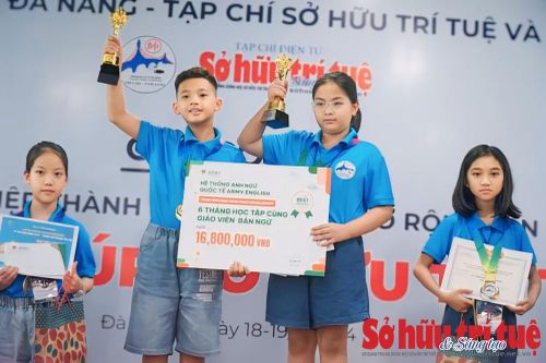 Trao Cúp Sở hữu trí tuệ Giải Cờ Vua VĐV chuyên nghiệp TP Đà Nẵng mở rộng