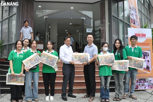 Cơ quan thường trực Báo Nhân Dân tại miền Trung - Tây Nguyên tặng bạn đọc bản tranh panorama 'Chiến dịch Điện Biên Phủ'