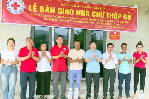 Bàn giao 'Nhà chữ thập đỏ' cho hộ nghèo xã Hẹ Muông