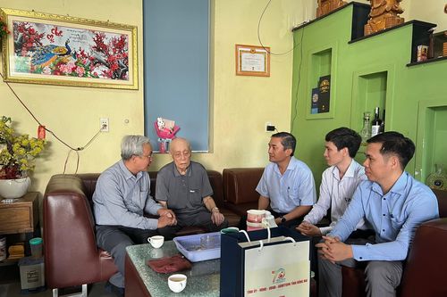 Lãnh đạo tỉnh thăm, tặng quà chiến sĩ Điện Biên ở thành phố Biên Hòa