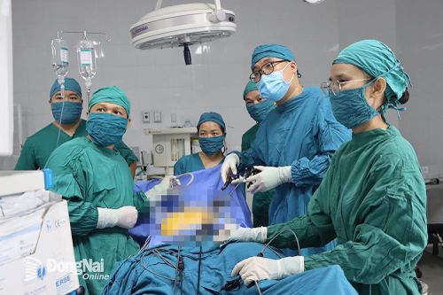 Cắt bỏ khối u nặng hơn 2kg trong bụng cụ bà gần 90 tuổi