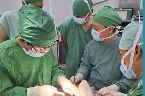 Lần đầu tiên mổ thành công ca vạt da cân tự do có cuống mạch rời