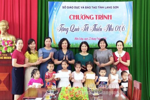 Tặng 15 suất quà nhân dịp Tết thiếu nhi cho học sinh có hoàn cảnh khó khăn tại xã Nhật Tiến