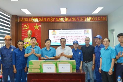 Liên đoàn Lao động tỉnh trao 33 suất quà nhân Tháng Công nhân năm 2024