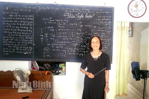Bà giáo làng ở Ninh Bình nổi tiếng với kênh Tiktok dạy Ngữ văn