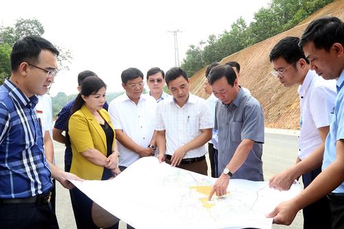 Kiểm tra tiến độ thực hiện một số dự án trên địa bàn huyện Phù Ninh