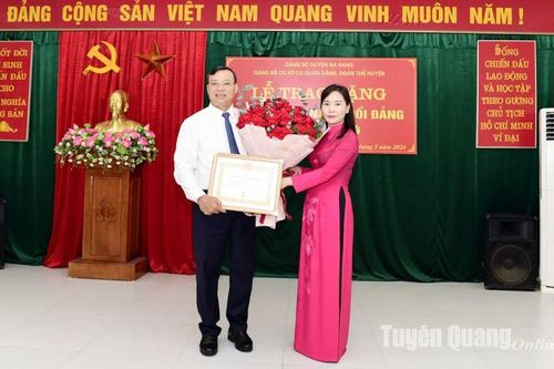 Đồng chí Trưởng ban Tuyên giáo Tỉnh ủy trao tặng Huy hiệu 30 năm tuổi Đảng cho đồng chí Bí thư Huyện ủy Na Hang