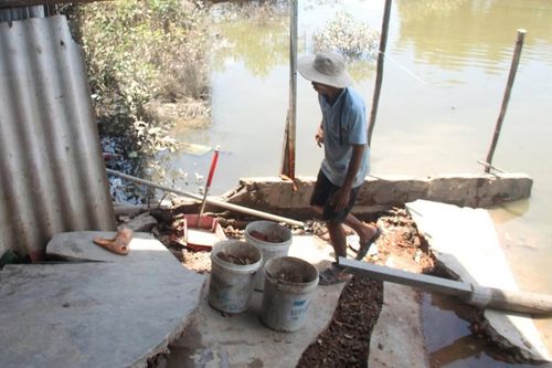 Bạc Liêu: Hàng chục căn nhà bị nước cuốn trôi
