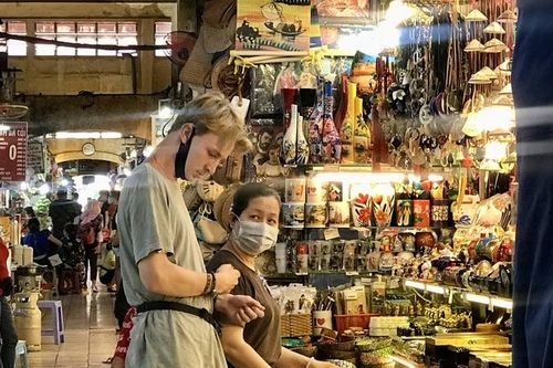 Bộ Tài chính: Chưa có quy định hoàn thuế VAT cho người nước ngoài ngay tại nơi mua sắm