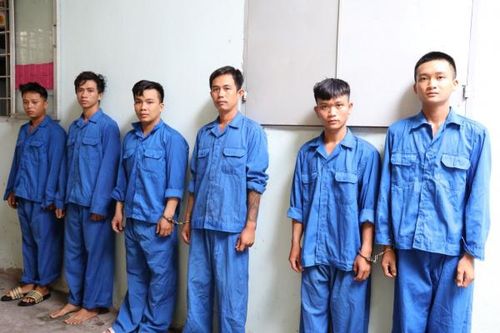 Nhóm côn đồ chém người vì cho rằng bị 'nhìn đểu' ra đầu thú