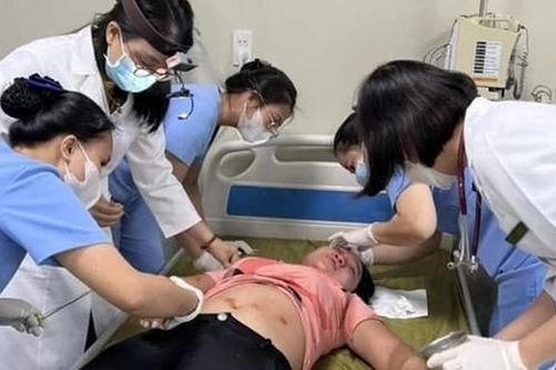 Phá tổ ong trên tầng cao khách sạn, nhiều người bị ong đốt nhập viện