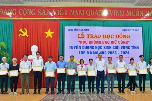 Tây Ninh trao học bổng 'Học không bao giờ cùng', khích lệ phong trào học tập