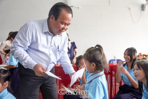 Phó chủ tịch UBND tỉnh Nguyễn Minh Luân thăm và tặng 321 phần quà cho trẻ em