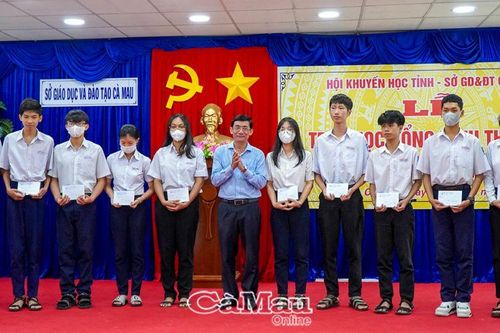 Trao tặng 50 suất học bổng Đinh Thiện Lý cho học sinh THPT