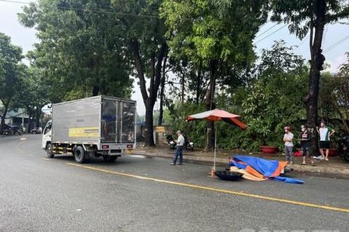 Xe máy va chạm xe tải, nữ tạp vụ bệnh viện tử vong trên đường đi làm