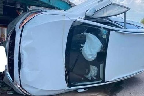 Tài xế ngủ gục lái xe ô tô tông vào tiệm tạp hóa ven đường