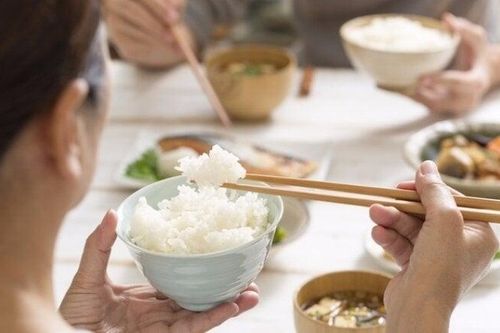 Ăn bao nhiêu bát cơm mỗi ngày là phù hợp?
