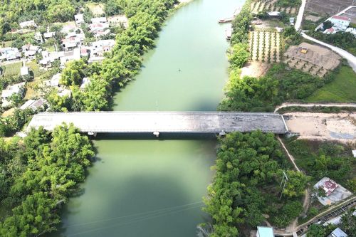 Cầu trăm tỷ xây xong 'đắp chiếu' ở Quảng Nam