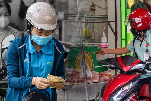 Thu nhập bèo bọt, giá hàng hóa lại cao ngất, công nhân sợ hãi khi đi chợ