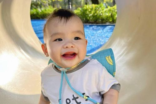 Bé trai 9 tháng tuổi bập bẹ biết nói nhờ phương pháp đặc biệt của mẹ