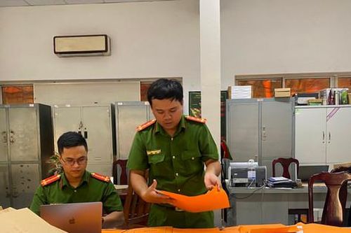 Bắt tạm giam nhóm tội phạm xuyên quốc gia chuyên làm giả giấy tờ