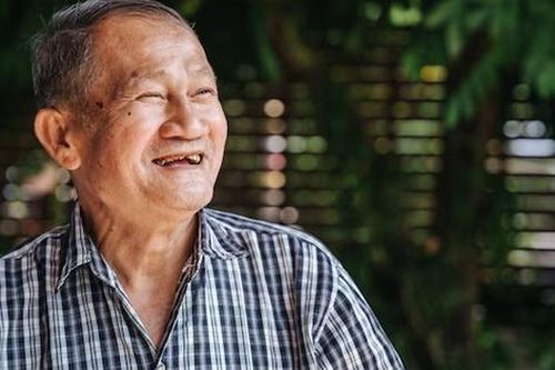 Làm đúng 3 việc sau khi nghỉ hưu, cụ ông U75 được con cái vội vã chu cấp, tranh giành đón về chăm sóc ở năm cuối đời