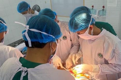 Bệnh viện huyện lần đầu thay khớp háng cho cụ ông 94 tuổi
