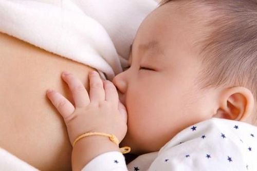 Dấu hiệu trẻ bú đủ và không đủ sữa