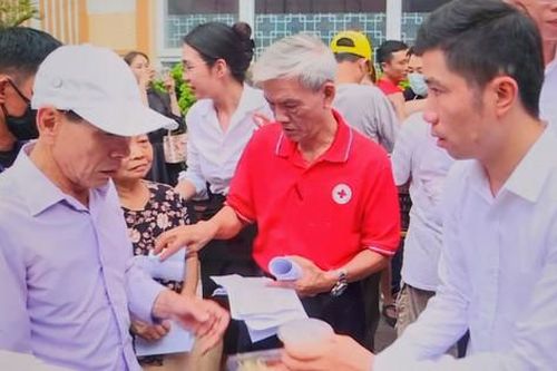Người dân khó khăn ở Hải Phòng bất ngờ với suất cơm từ thiện '5 sao'