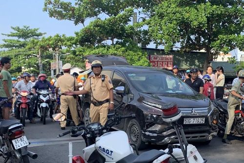 Tai nạn giao thông mới nhất 23/5/2024: nghẹt thở truy bắt ô tô 'điên' trên phố