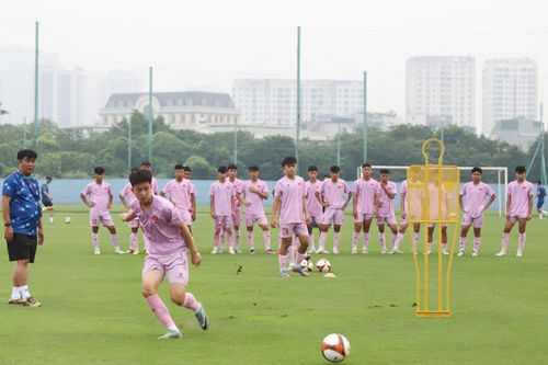 U16 Việt Nam hứng khởi bước vào buổi tập đầu tiên
