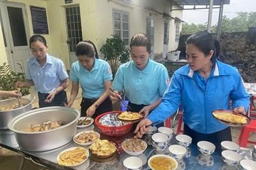 Mô hình 'Nuôi em bán trú' giúp học sinh nghèo