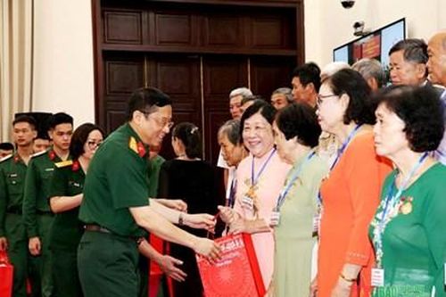 Bộ Quốc phòng gặp mặt người có công với cách mạng tỉnh Vĩnh Long