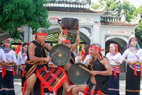 Đặc sắc múa cà đáo và đấu chiêng trong lễ hội Điện Trường Bà