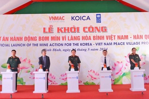 Khởi công dự án khắc phục hậu quả bom mìn